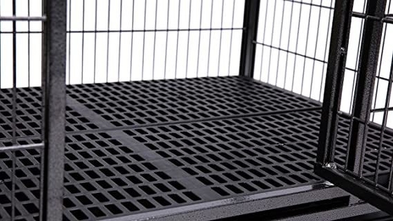 Grote honden zware metalen kennel en krat met vier wielen in zwart